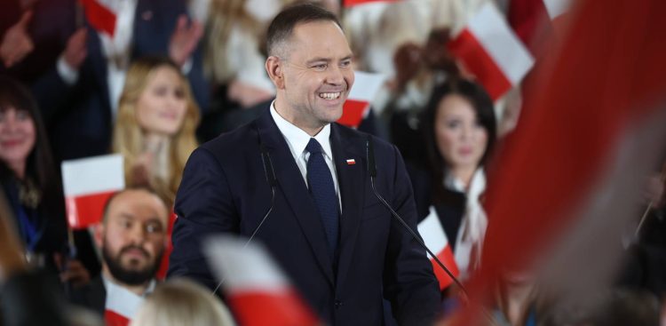 Kraków, 24.11.2024 r. Prezes IPN Karol Nawrocki podczas Konwencji Obywatelskiej z udz. przedstawicieli Prawa i Sprawiedliwości w hali "Sokół" w Krakowie, 24 bm. Komitet Obywatelski ogłosił Karola Nawrockiego kandydatem na prezydenta RP. (fot. PAP/Łukasz Gągulski)