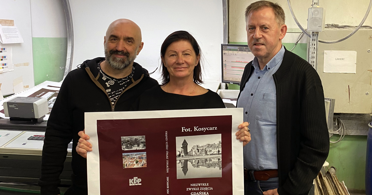 Na zdjęciu Miłosz Rączkowski i Hanna Kosycarz z agencji Kosycarz Foto Press oraz Waldemar Buszkiewicz z drukarni Pozkal podczas przygotowania albumu do druku (fot. KFP)