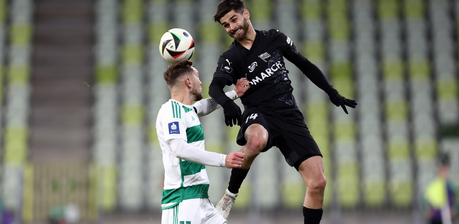 Gdańsk, 03.11.2024 r. Zawodnik Lechii Gdańsk Dominik Piła (L) i Ajdin Hasic (P) z Cracovii podczas meczu 14. kolejki piłkarskiej Ekstraklasy. (fot. PAP/Piotr Matusewicz)