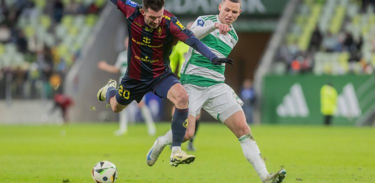 PKO Ekstraklasa. Lechia Gdańsk - Pogoń Szczecin. Nz. Alexander Gorgon (Pogoń), Ivan Zhelizko (Lechia). 23.11.2024 r. (fot. Krzysztof Mystkowski / KFP)