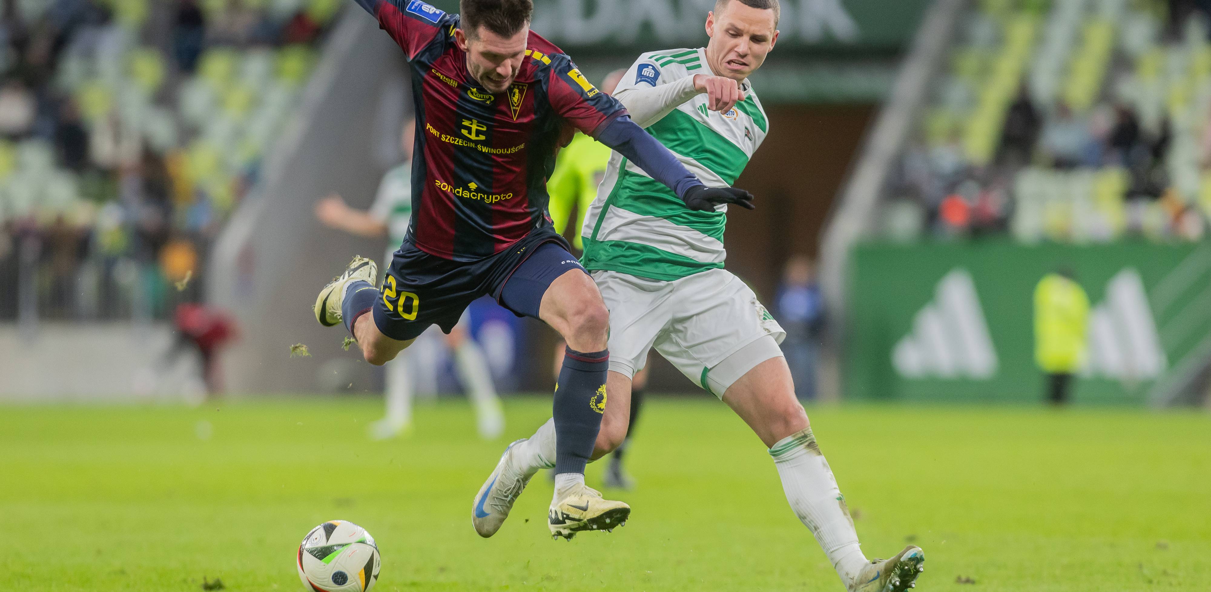 PKO Ekstraklasa. Lechia Gdańsk - Pogoń Szczecin. Nz. Alexander Gorgon (Pogoń), Ivan Zhelizko (Lechia). 23.11.2024 r. (fot. Krzysztof Mystkowski / KFP)