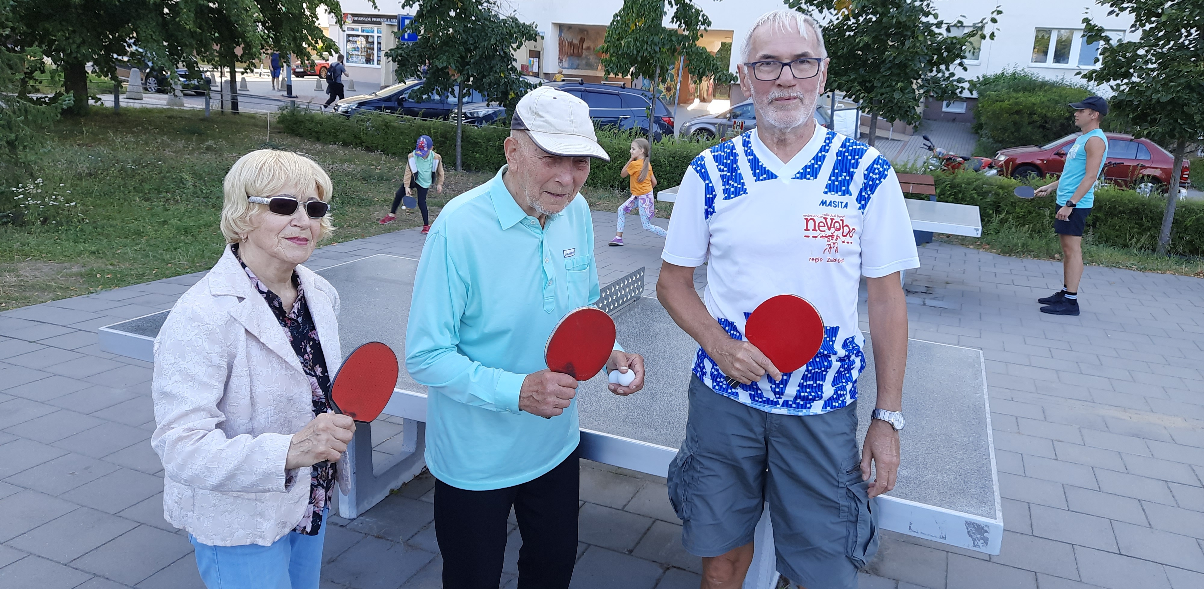 Pani Krystyna, pan Kazimierz i pan Piotr w czasie ulubionej gry sportowej(Fot. Radio Gdańsk/Andrzej Urbański)
