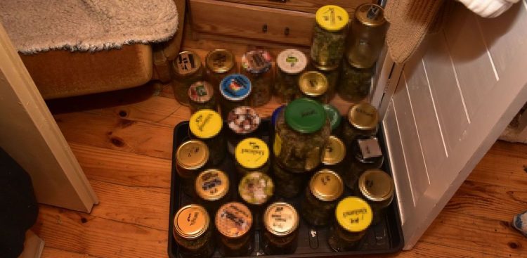 42-letni pasjonat zapraw na zimę w 44 słoikach trzymał susz roślinny (Fot. KPP Kartuzy)