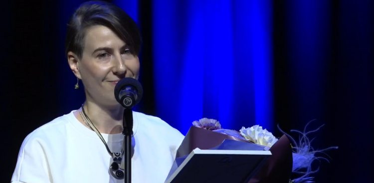 W imieniu laureata nagrodę odebrała Verianika Akudovič (Fot. ECS)