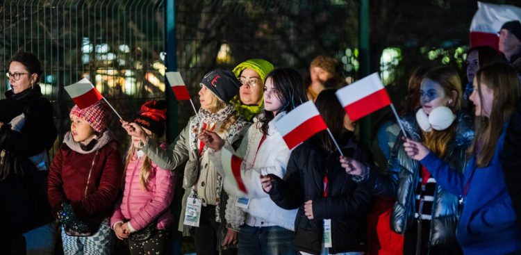 Mieszkańcy biorący udział w Capstrzyku Niepodległości (fot. UM Gdynia/Karol Stańczak)