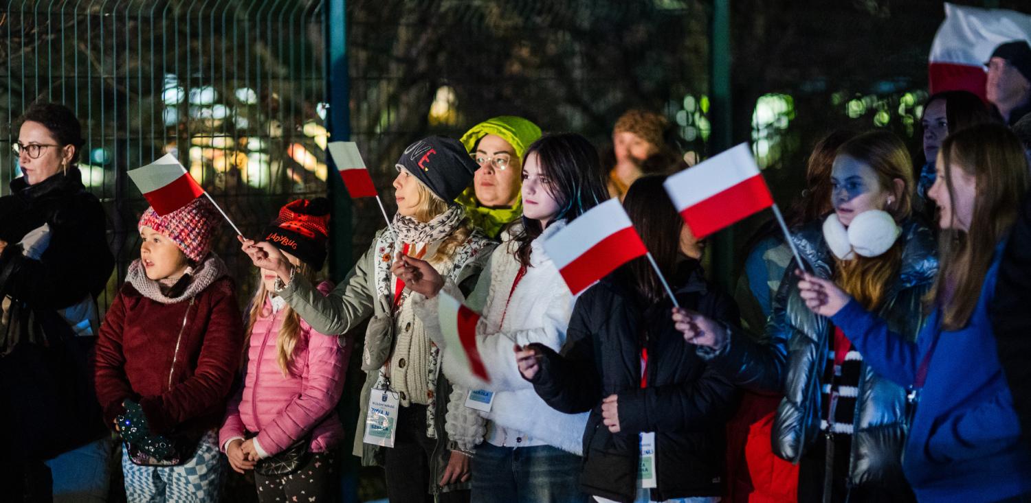 Mieszkańcy biorący udział w Capstrzyku Niepodległości (fot. UM Gdynia/Karol Stańczak)