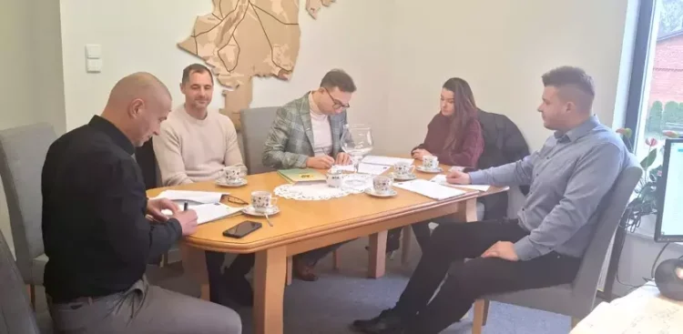 Podpisanie umowy na budowę. (fot UG Studzienice)