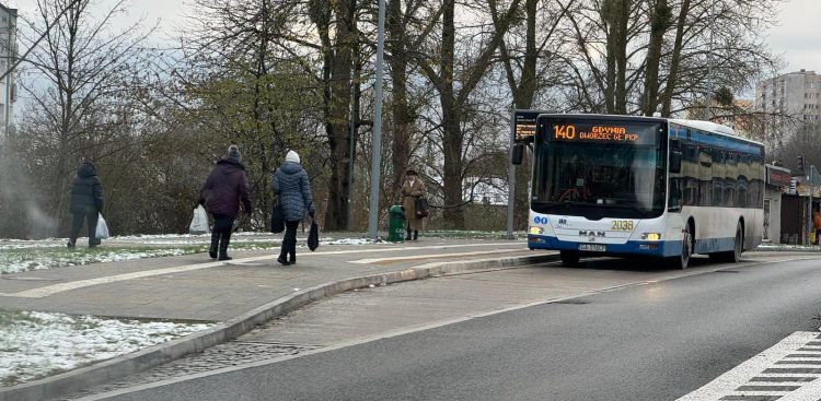Przystanek bez wiaty w Gdyni (Fot. Radio Gdańsk/Marcin Lange)