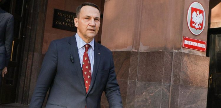 Warszawa, 06.11.2024 r. Minister Spraw Zagranicznych Radosław Sikorski podczas briefingu prasowego przed siedzibą Ministerstwa Spraw Zagranicznych w Warszawie. Spotkanie dot. wyborów prezydenckich w Stanach Zjednoczonych Ameryki. (fot. PAP/Paweł Superna)