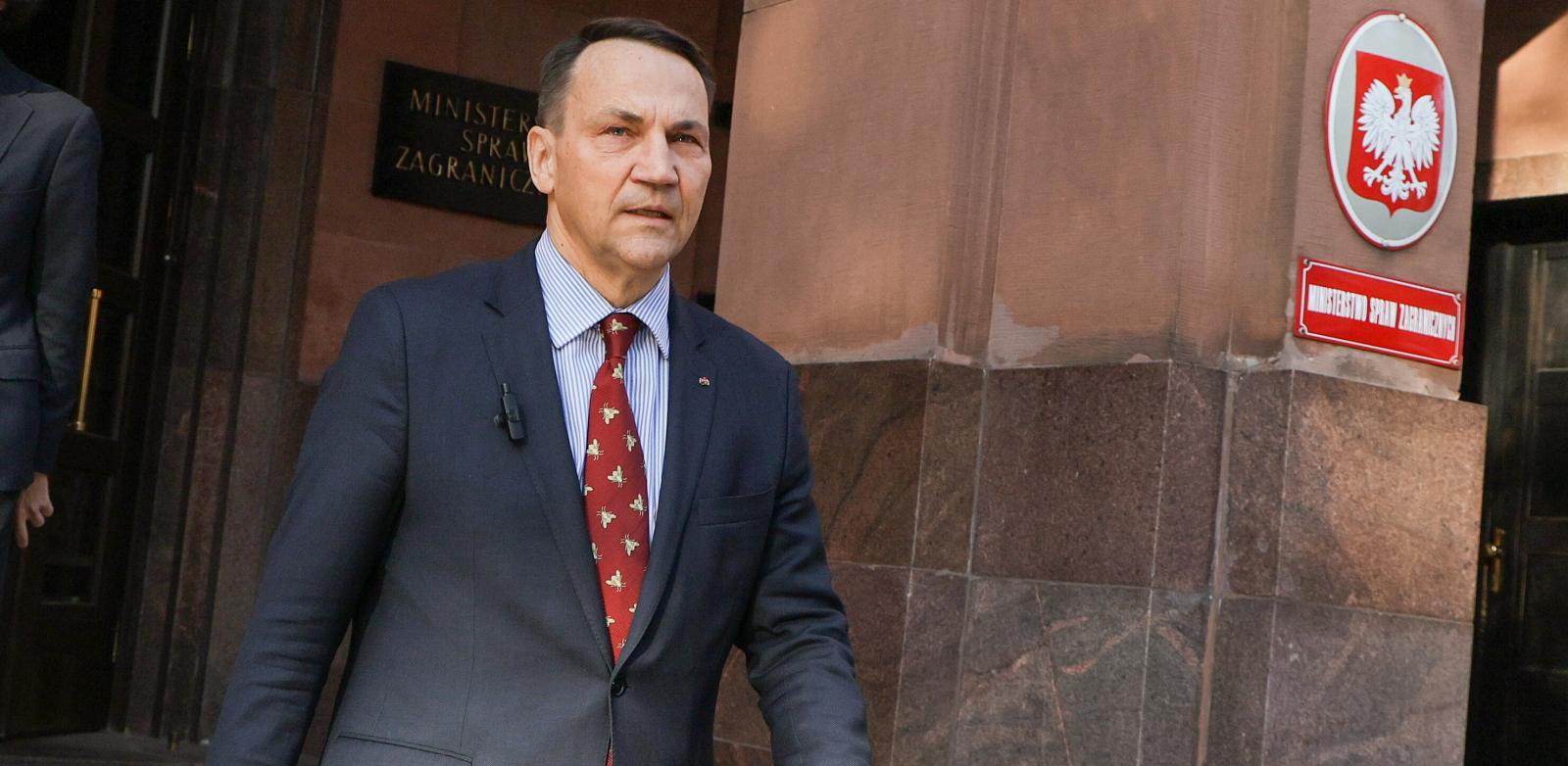 Warszawa, 06.11.2024 r. Minister Spraw Zagranicznych Radosław Sikorski podczas briefingu prasowego przed siedzibą Ministerstwa Spraw Zagranicznych w Warszawie. Spotkanie dot. wyborów prezydenckich w Stanach Zjednoczonych Ameryki. (fot. PAP/Paweł Superna)