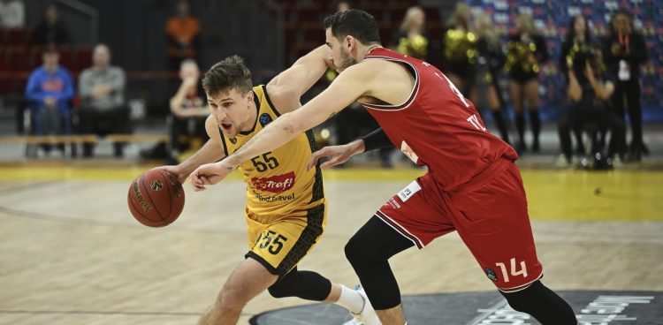 Sopot, 12.11.2024. Zawodnik Trefla Sopot Jakub Schenk (L) i Oz Blayzer (P) z Hapoelu Shlomo Tel Awiw podczas meczu grupy A Pucharu Europy koszykarzy (Fot. PAP/Adam Warżawa)