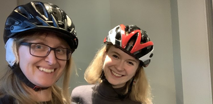 Wielbiciele jeżdżenia rowerem w chłodniejsze dni dowiedzą się, jak wykonać specjalne, cieplutkie nauszniki na kask (Fot. Radio Gdańsk)