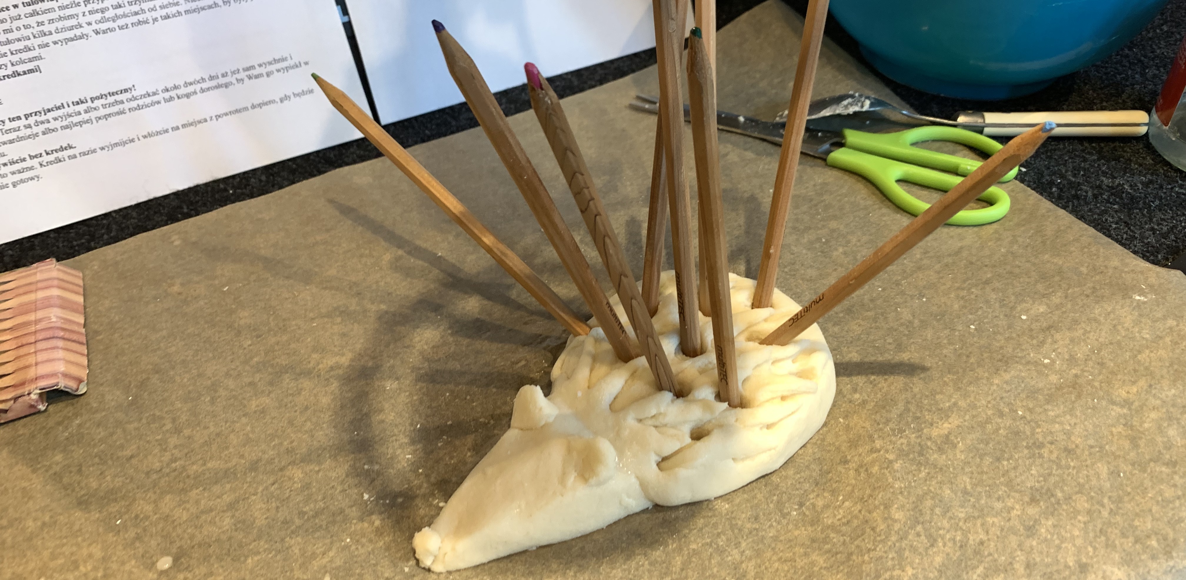 Prowadzące audycję Julka Baranowska i Ola Woźniak proponują własnoręczne wykonanie praktycznego stojaka na kredki w kształcie jeża (Fot. Radio Gdańsk)