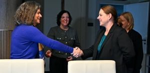 Prezydent Gdyni Aleksandra Kosiorek i wiceprezydentka Oktawia Gorzeńska witają się z Noną Zicherman, koordynatorką krajową Biura UNICEF ds. Reagowania na Potrzeby Uchodźców w Polsce, podczas spotkania w Urzędzie Miasta Gdyni (fot. UM Gdynia/Magdalena Czernek)