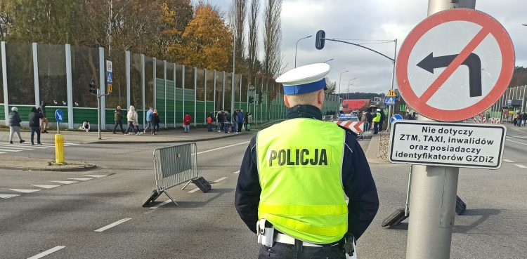 Wzmożone działania drogówki prowadzone będą jeszcze w poniedziałek (Fot. Radio Gdańsk/Sebastian Kwiatkowski)