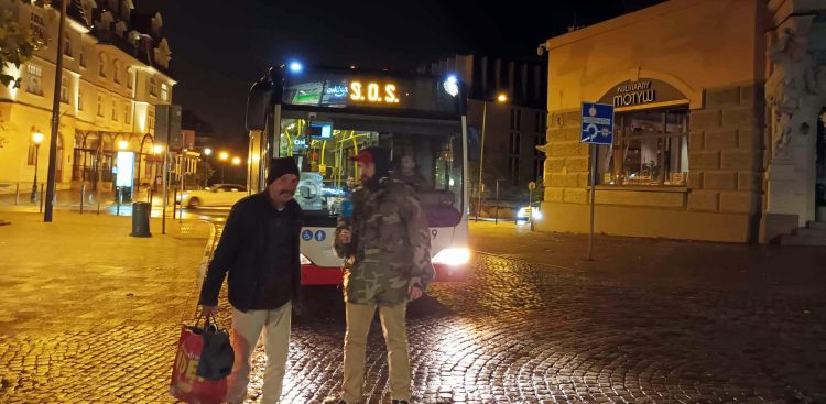 Dziennikarz Radia Gdańsk rozmawia z panem Anatolem przed Autobusem SOS. Sopot 2024 r. (fot. Radio Gdańsk)