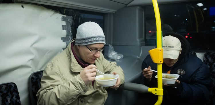 Przystanek autobusu SOS (fot. KFP/Krzysztof Mystkowski)