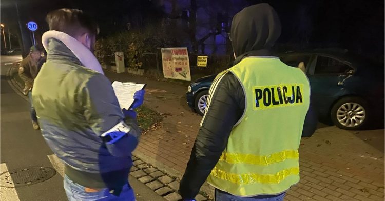 Na miejscu zdarzenia pracują policjanci pod nadzorem prokuratora (fot. Komenda Miejska Policji w Słupsku)