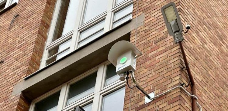 Czujniki zostały zamontowane na budynkach szkół podstawowych numer 1 i 7 oraz pierwszego liceum ogólnokształcącego (fot. Urząd Miasta w Sopocie)