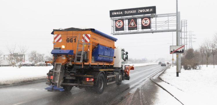 Gdańsk: Pług odśnieżający przy alei Armii Krajowej w stronę Gdyni (fot. Anna Bobrowska / KFP)