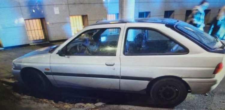 Ford, którym driftowała pijana 20-latka bez prawa jazdy na Polance Redłowskiej w Gdyni (fot. KMP w Gdyni)