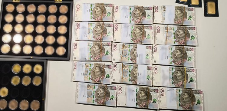 Zatrzymano 14 podejrzanych o udzielanie nielegalnych pożyczek (fot. gov.pl/kas)