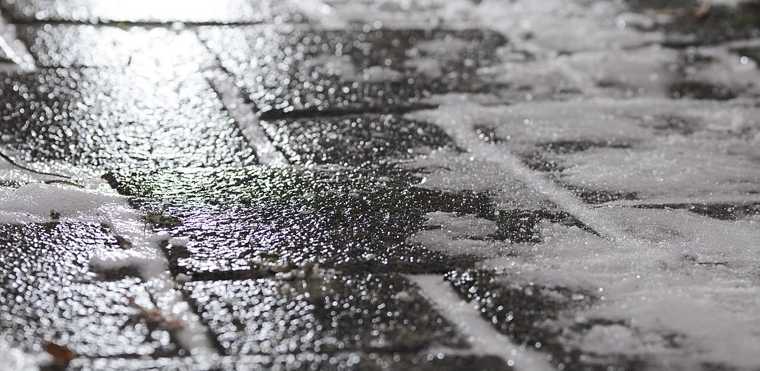 Prognozowane są opady marznącej mżawki powodujące gołoledź (Fot. wikimedia commons)