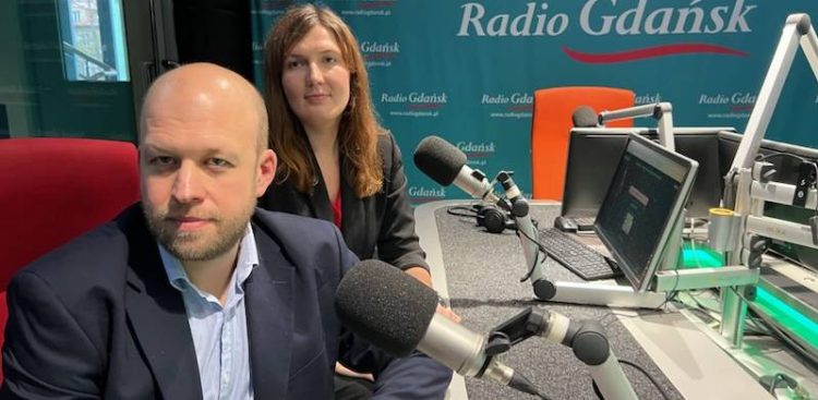Prezes Fundacji Stwardnienie Rozsiane Info Monika Łada oraz członek fundacji Paweł Rydzyński w studiu Radia Gdańsk (fot. Radio Gdańsk/Tatiana Slowi)