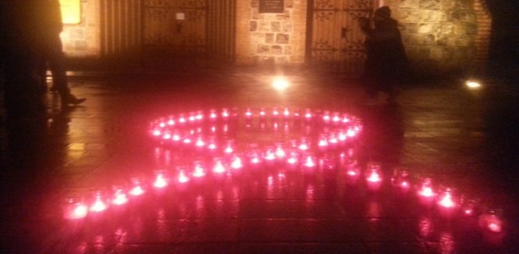 Symbol czerwonej kokardki przypomina, że osoby żyjące z HIV są pełnoprawnymi członkami społeczeństwa (fot. sopot.pl)