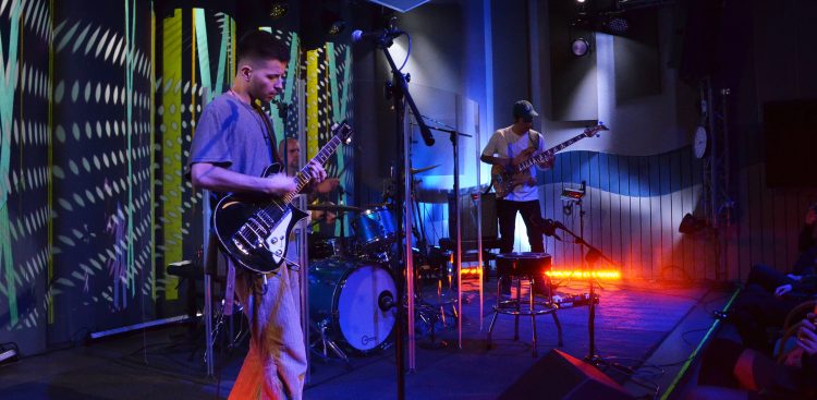 kieras występuje w Radiu Gdańsk (fot. Radio Gdańsk/Piotr Puchalski)