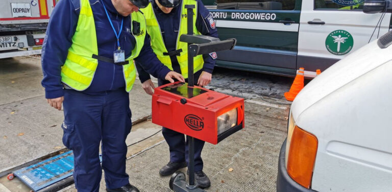 kontrola oświetlenia w samochodzie (Fot. policja.gov.pl)