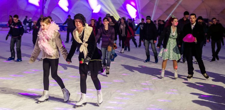 Zdjęcie archiwalne. Walentynki w stylu retro na lodowisku miejskim w Gdańsku (fot. Mateusz Ochocki/KFP)