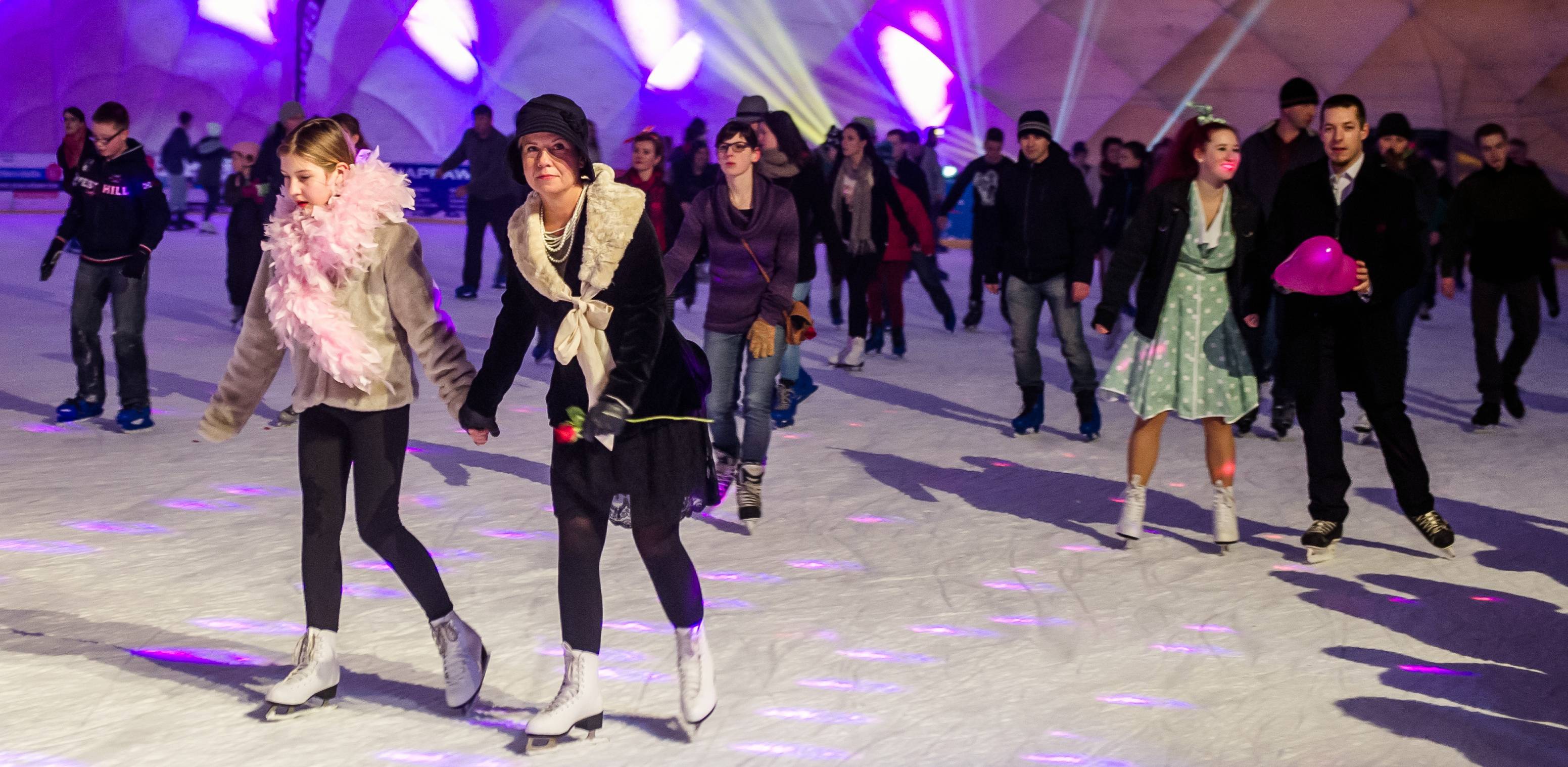 Zdjęcie archiwalne. Walentynki w stylu retro na lodowisku miejskim w Gdańsku (fot. Mateusz Ochocki/KFP)