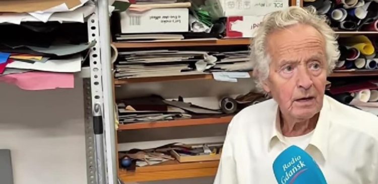 Pan Władysław ma ponad 90 lat i jest mistrzem introligatorstwa (fot. Radio Gdańsk)