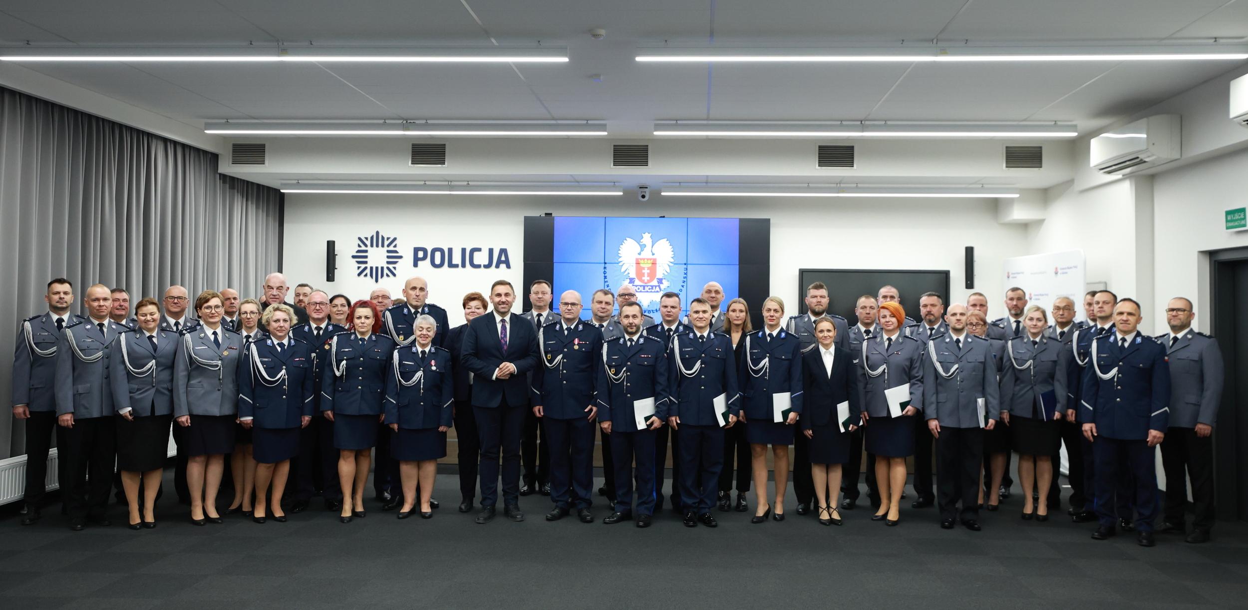 Wręczenie Medali Prezydenta Miasta Gdańska policjantom i przekazanie nowego radiowozu (fot. UM Gdańsk/Grzegorz Mehring)