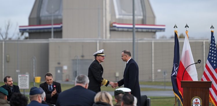Prezydent RP Andrzej Duda, dowódca Sił Marynarki Wojennej USA w Europie adm. Stuart Munsch, szef Biura Polityki Międzynarodowej KPRP Mieszko Pawlak (L) i minister spraw zagranicznych RP Radosław Sikorski (2L) podczas otwarcia amerykańskiej bazy przeciwrakietowej Aegis Ashore w Redzikowie (Fot. PAP/ Adam Warżawa)