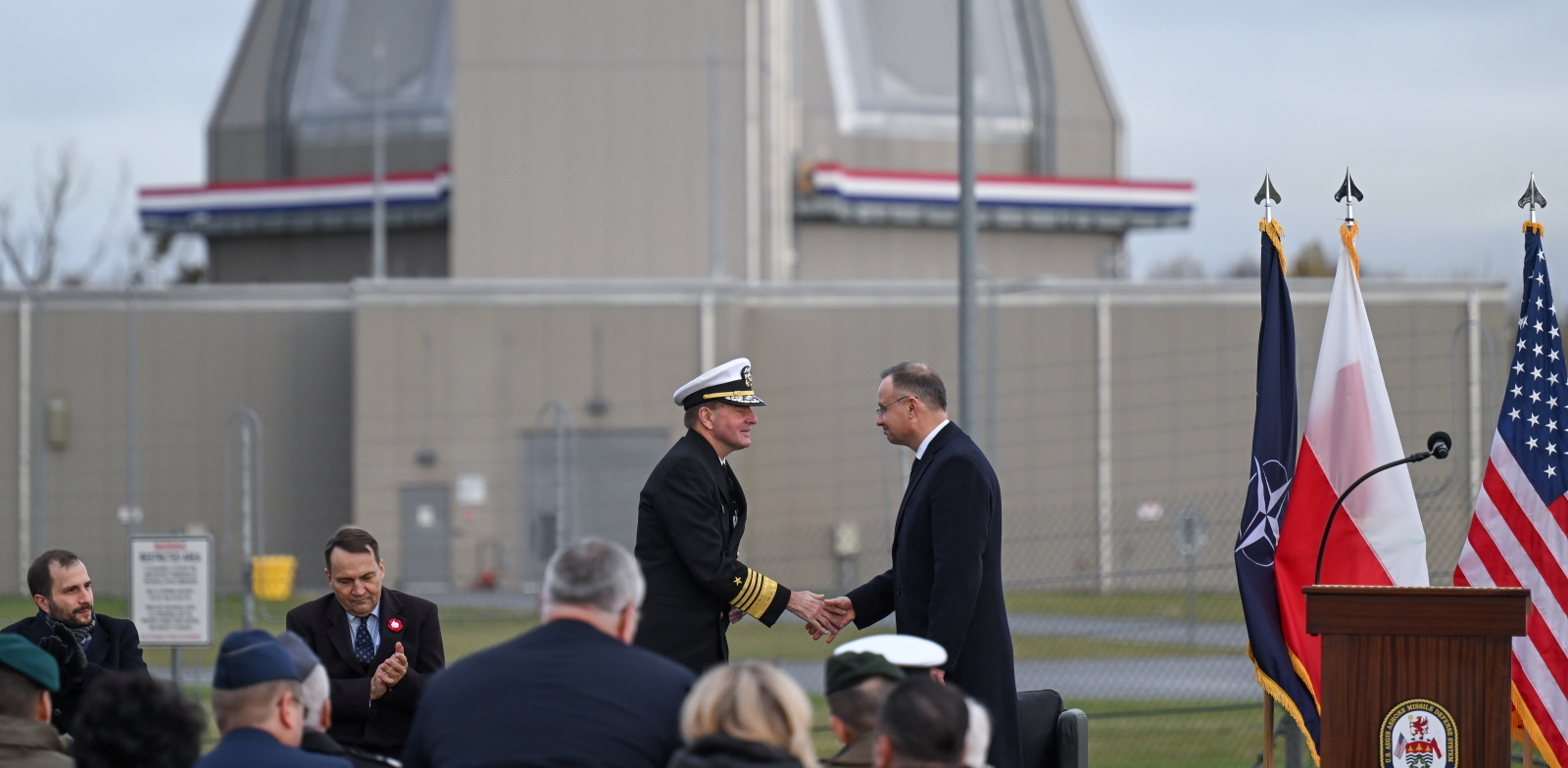 Prezydent RP Andrzej Duda, dowódca Sił Marynarki Wojennej USA w Europie adm. Stuart Munsch, szef Biura Polityki Międzynarodowej KPRP Mieszko Pawlak (L) i minister spraw zagranicznych RP Radosław Sikorski (2L) podczas otwarcia amerykańskiej bazy przeciwrakietowej Aegis Ashore w Redzikowie (Fot. PAP/ Adam Warżawa)