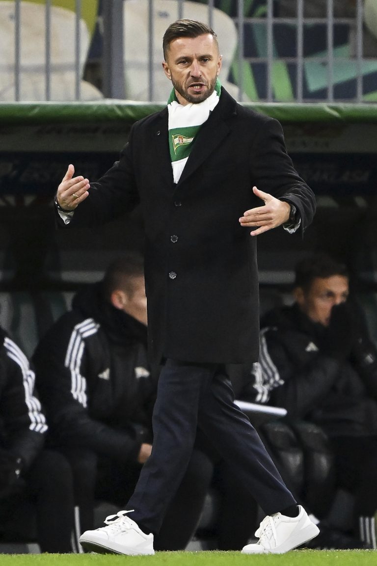 Gdańsk, 23.11.2024 r. Trener Lechii Gdańsk Szymon Grabowski podczas meczu 16. kolejki piłkarskiej Ekstraklasy (fot. PAP/Adam Warżawa)