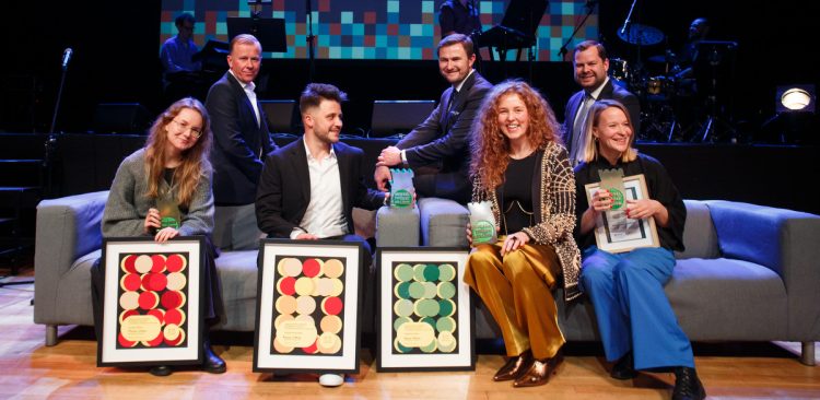 Na zdjęciu na dole laureaci: Urszula Sikora, Szymon Zawodny, Eugenia Tynda, Magdalena Pela (fot. Klub Żak/Paweł Wyszomirski)