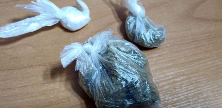 Policjanci znaleźli przy mężczyźnie zawiniątka z narkotykami (fot. KMP Sopot)