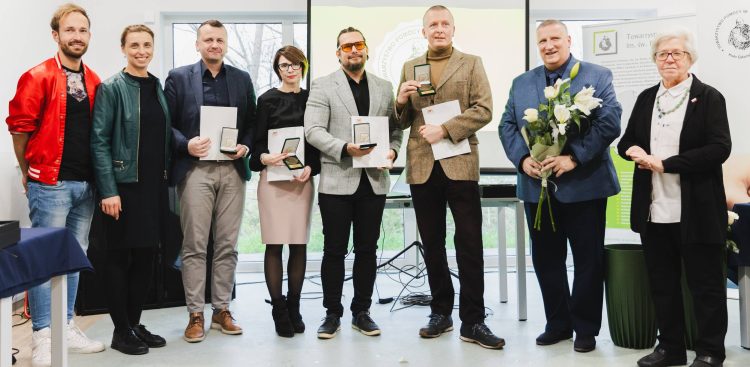 Podczas otwarcia schroniska w Przegalinie wręczono medale Prezydenta Miasta Gdańska (fot. UM Gdańsk/D. Paszliński)