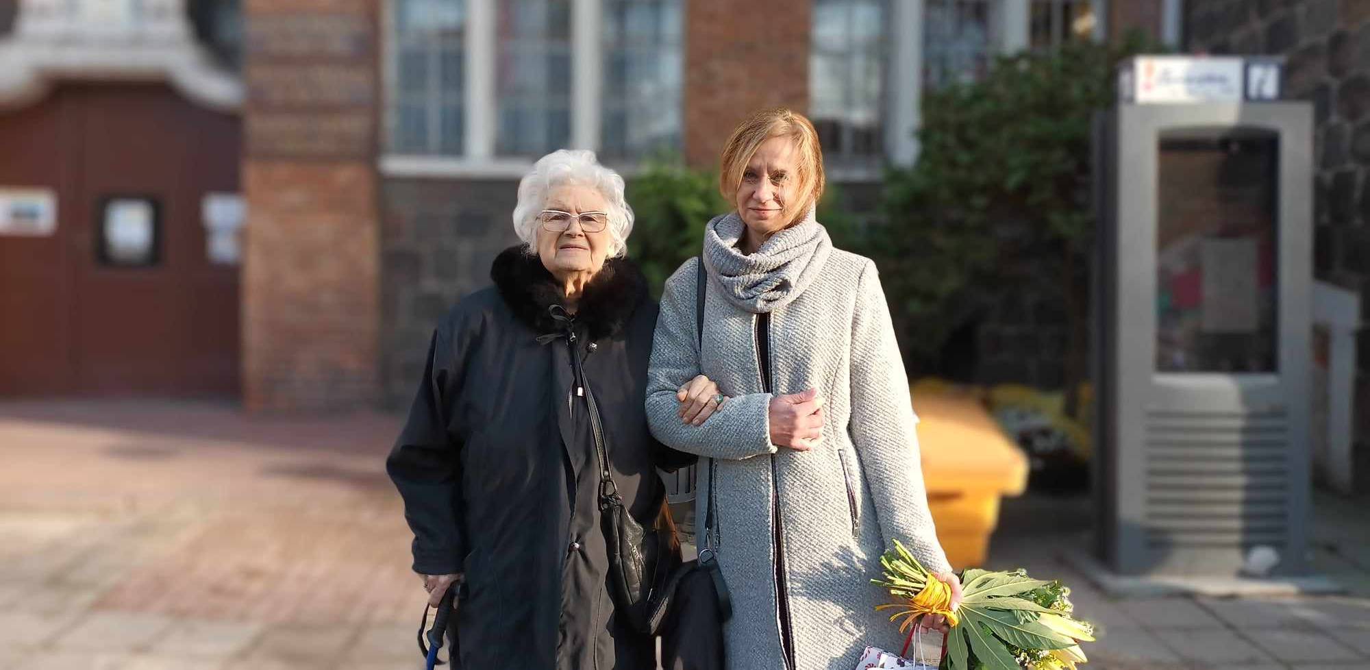 Od prawej: Edyta Ellwart z Fundacji „Niesiemy Pomoc”, wyróżniona statuetką "Opiekunka Środowiskowa roku 2024" oraz jej podopieczna, pani Irena (fot. Radio Gdańsk/Piotr Puchalski)