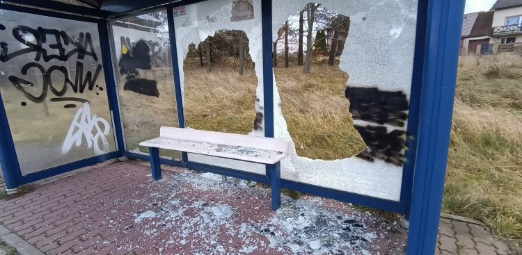 Wiata przystankowa została ostrzelana prawdopodobnie z wiatrówki (Fot. Sołectwo Borcz)