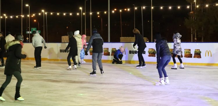 Otwarcie lodowiska na parkingu przy Rivierze w zeszłym roku (fot. Gdynia Sport)