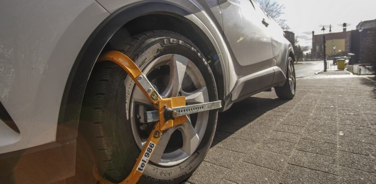 Jeśli zostanie założona blokada za źle zaparkowany pojazd, a jego właściciel nie zgłosi się do godziny 20:00, strażnicy sami muszą ją zdjąć (fot. KFP/Paweł Marcinko)