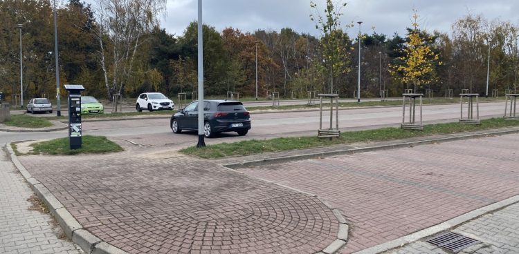 Co najmniej do 10 stycznia mieszkańcy Gdańska będą musieli płacić za parking przy al. Jana Pawła II - przy początku promenady prowadzącej do molo w Brzeźnie (fot. Radio Gdańsk/Kuba Kaługa)