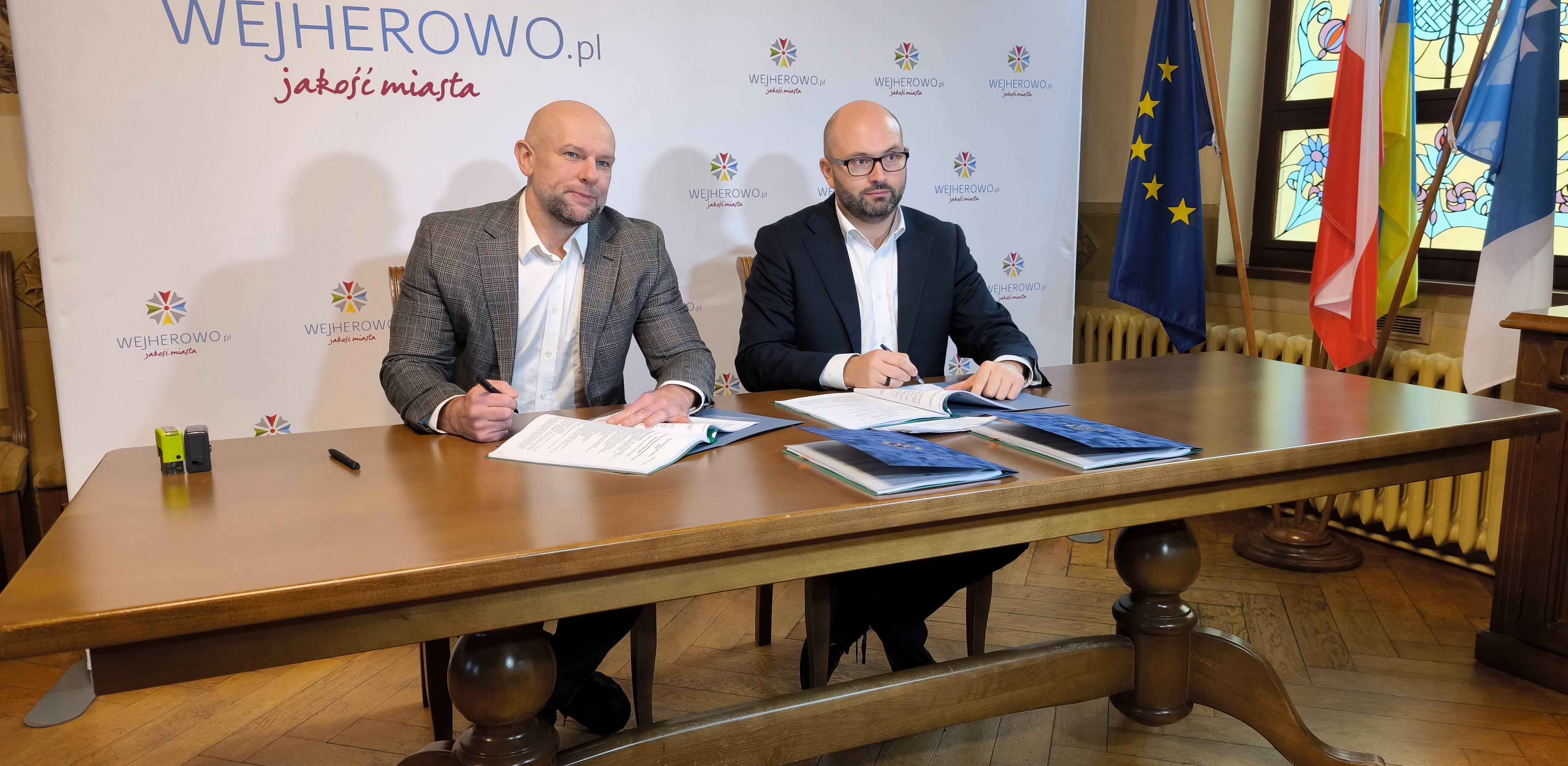 Zastępca prezydenta Wejherowa Arkadiusz Kraszkiewicz podpisał umowę z wykonawcą - Rajmundem Zalewskim na budowę przestrzeni sportowo-rekreacyjnej na osiedlu Przyjaźń (fot. Radio Gdańsk/Piotr Lessnau)