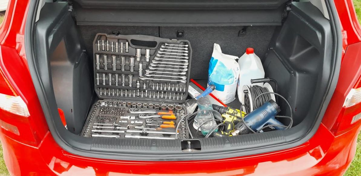 Policja apeluje, by nie zostawiać wartościowych przedmiotów w samochodzie z uwagi na kradzieże (fot. KMP w Gdyni)