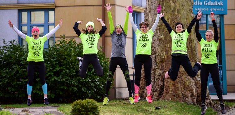 Uczestnicy akcji Pomorze Biega i Pomaga przed siedzibą Radia Gdańsk (fot. Radio Gdańsk/Roman Jocher)