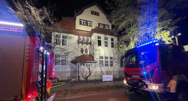 Na miejscu strażacy zastali rozwinięty pożar mieszkania na pierwszym piętrze (fot. KM PSP Gdańsk)